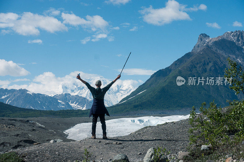 一名徒步攀登冰川的男子，Wrangell St. Elias NP, Alaska